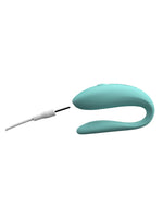 We-Vibe Sync Lite med USB-ladekabel koblet til magnetisk ladepunkt.