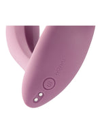 Nærbilde av bunnen på Svakom Erica trusevibrator med SVAKOM-logo, av/på-knapp og magnetiske ladekontakter