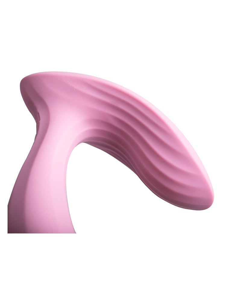 Nærbilde av den brede, ribbede stimuleringsdelen på Svakom Erica trusevibrator, sett ovenfra