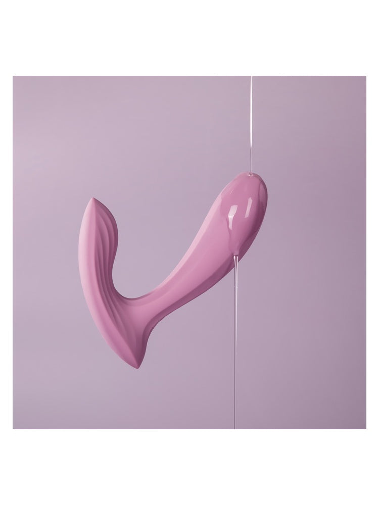 Svakom Erica trusevibrator hengende i tråd mot lilla bakgrunn med vanndråper, viser vanntetthet