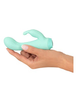 Rabbit vibrator holdt i hånden som viser størrelse og fleksibilitet