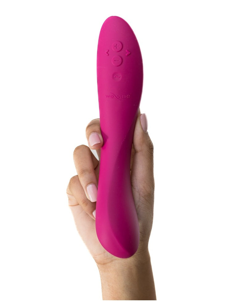 Vibrator i hånd som viser fleksibel form og brukervennlig design