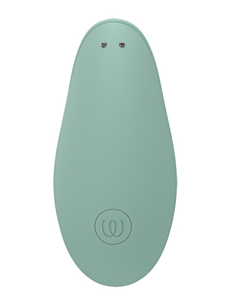 Womanizer Liberty 2 sett bakfra, med flat overflate, logo og ladekontakter.
