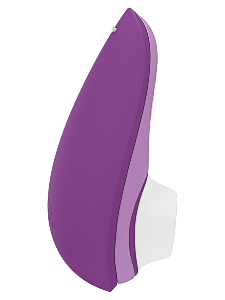 Womanizer Liberty 2 i lilla, sett fra siden – viser den ergonomiske formen og ladetilkoblingen øverst