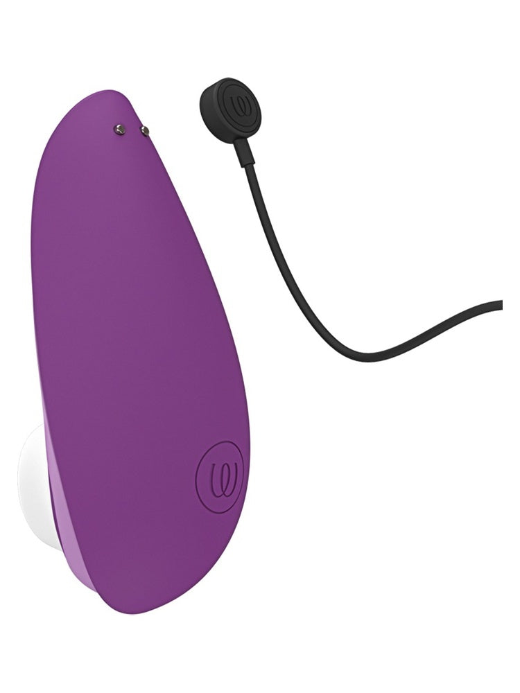 Womanizer Liberty 2 i lilla med magnetisk ladekabel tilkoblet – vist mot hvit bakgrunn