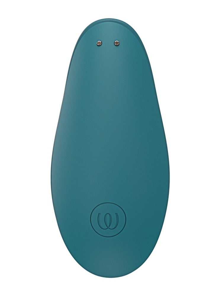Womanizer Liberty 2 sett bakfra, med flat overflate, logo og ladekontakter.