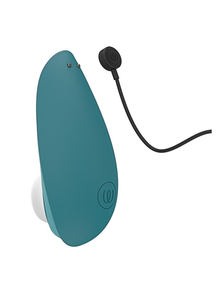 Womanizer Liberty 2 med magnetisk ladekabel tilkoblet.
