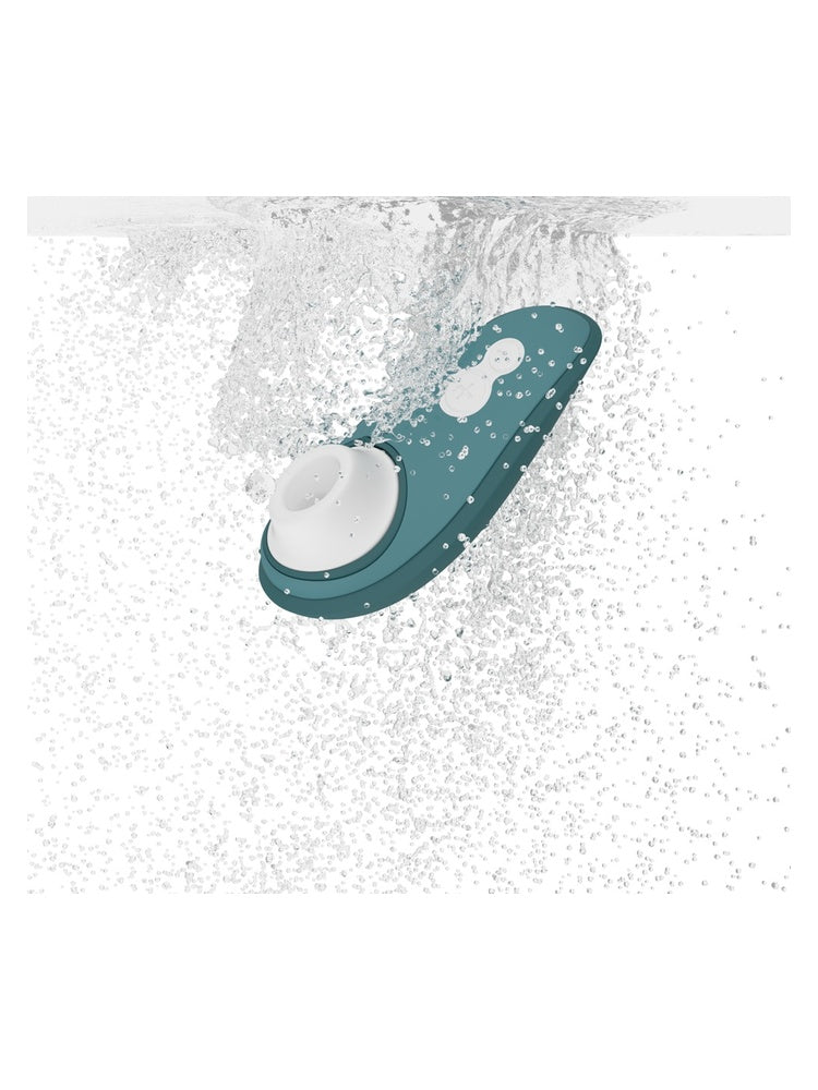 Womanizer Liberty 2 i vann, som viser vanntett design (IPX7).
