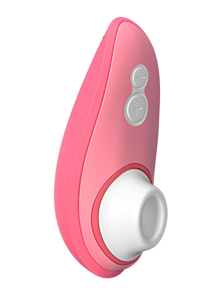 Womanizer Liberty 2 klitorisstimulator i ferskenrosa, sett fra siden med knapper og stimulatorhode.