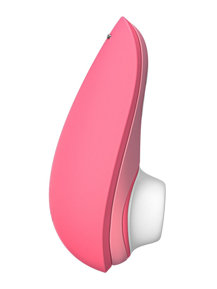 Womanizer Liberty 2 i ferskenrosa, sett bakfra med magnetisk ladekontakt.