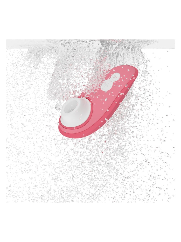 Womanizer Liberty 2 i vann, som viser vanntett design (IPX7).