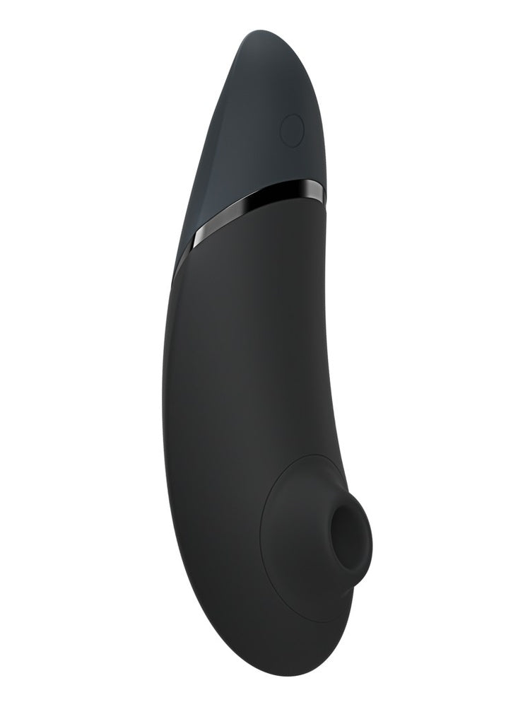 Womanizer Next klitorisstimulator sett forfra, i matt sort silikon med gunmetal-detalj og avrundet stimulatorhode.