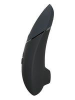 Womanizer Next i sort sett fra siden, med slank buet profil, metallstripe og synlige kontrollknapper.