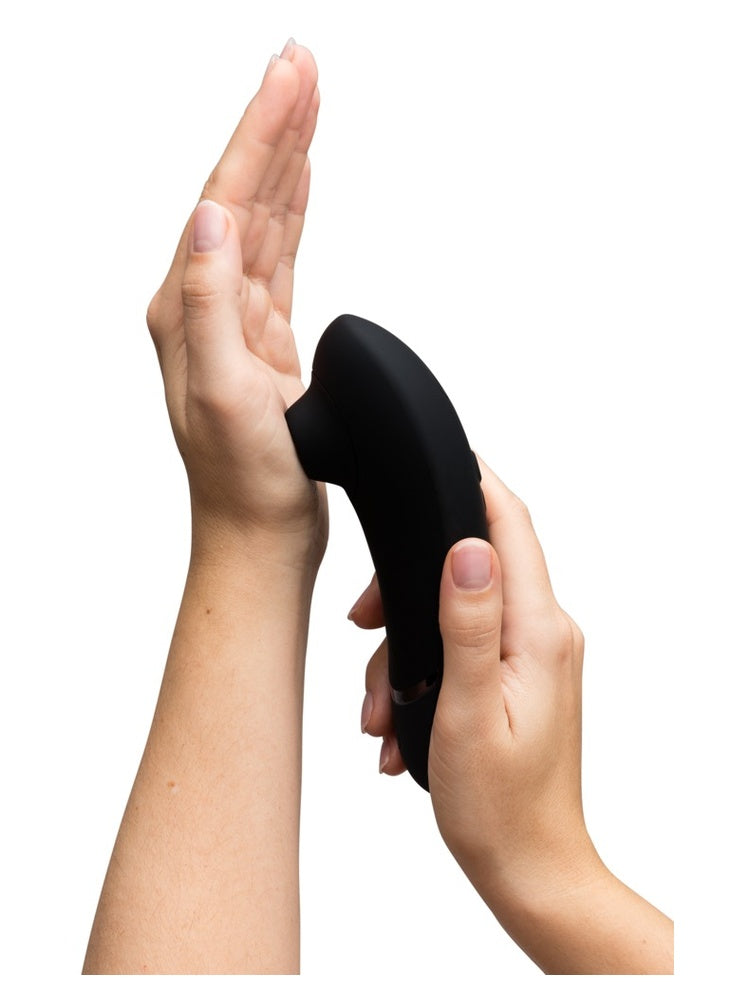 To hender som holder Womanizer Next, som illustrerer Smart Silence-funksjonen.