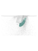 Womanizer Next i vann, som viser vanntett design (IPX7).