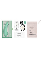 Innhold i pakken: Womanizer Next, ekstra stimulatorhode, USB-ladekabel, oppbevaringspose, quick start guide og kort.