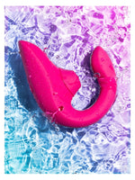 Womanizer Blend vibrator i vibrant pink med vannsprut som viser IPX7-vanntetthet