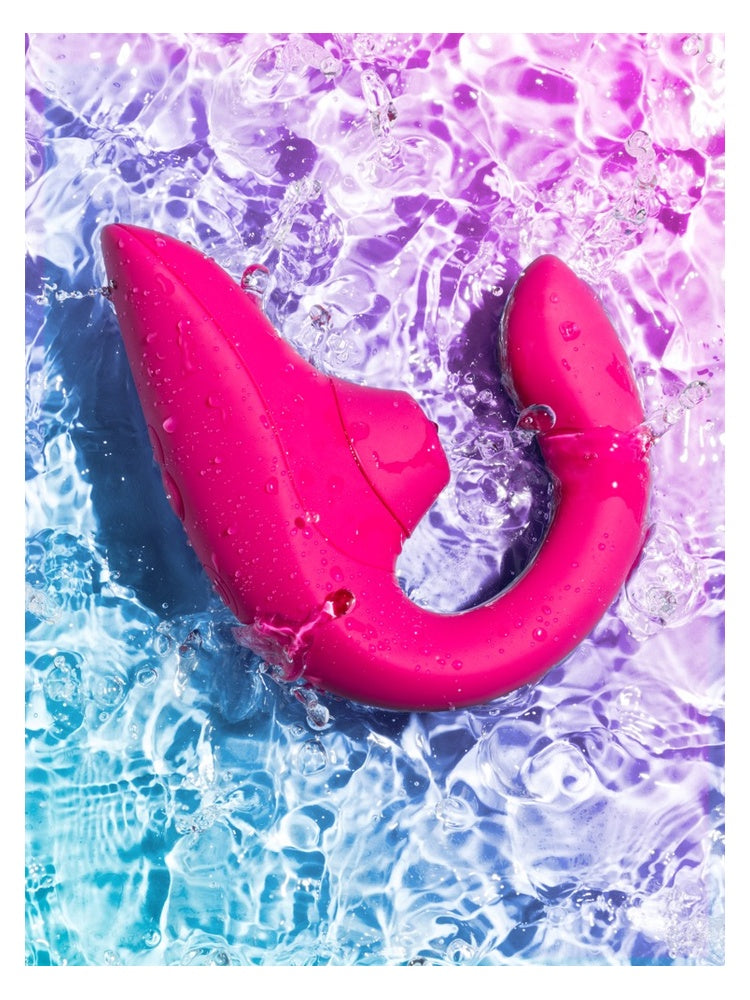 Womanizer Blend vibrator i vibrant pink med vannsprut som viser IPX7-vanntetthet