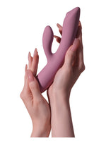 Rabbit vibrator holdt i hendene som viser størrelse og fleksibel design