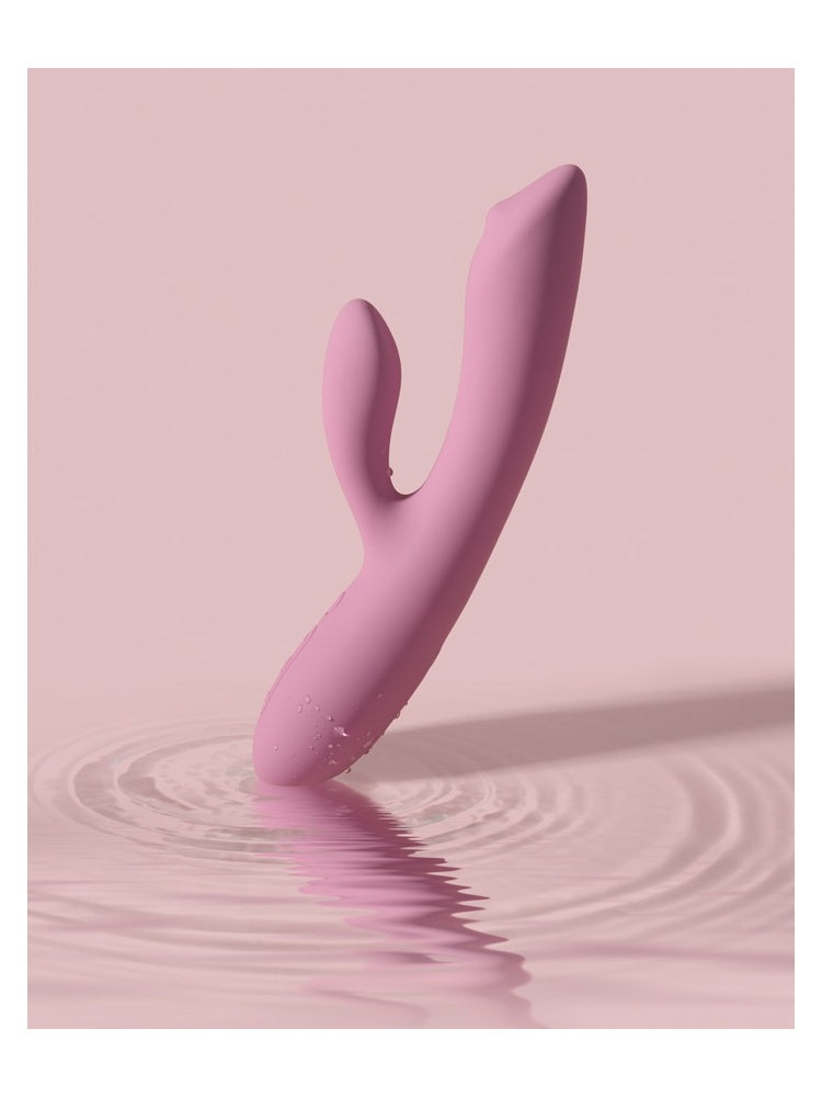 Vanntett rabbit vibrator plassert i vann som viser bruk i dusj og bad