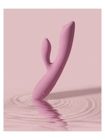 Vanntett rabbit vibrator plassert i vann som viser bruk i dusj og bad