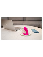 Livsstilsbilde: Lovense Flexer plassert i en kaffekopp på et bord, med laptop og smarttelefon i bakgrunnen.