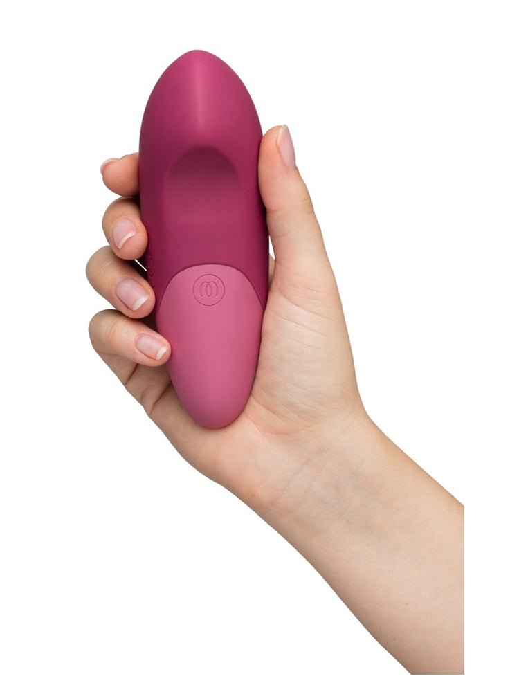 Womanizer Vibe klitorisstimulator holdt i hånd – viser størrelse og ergonomisk grep