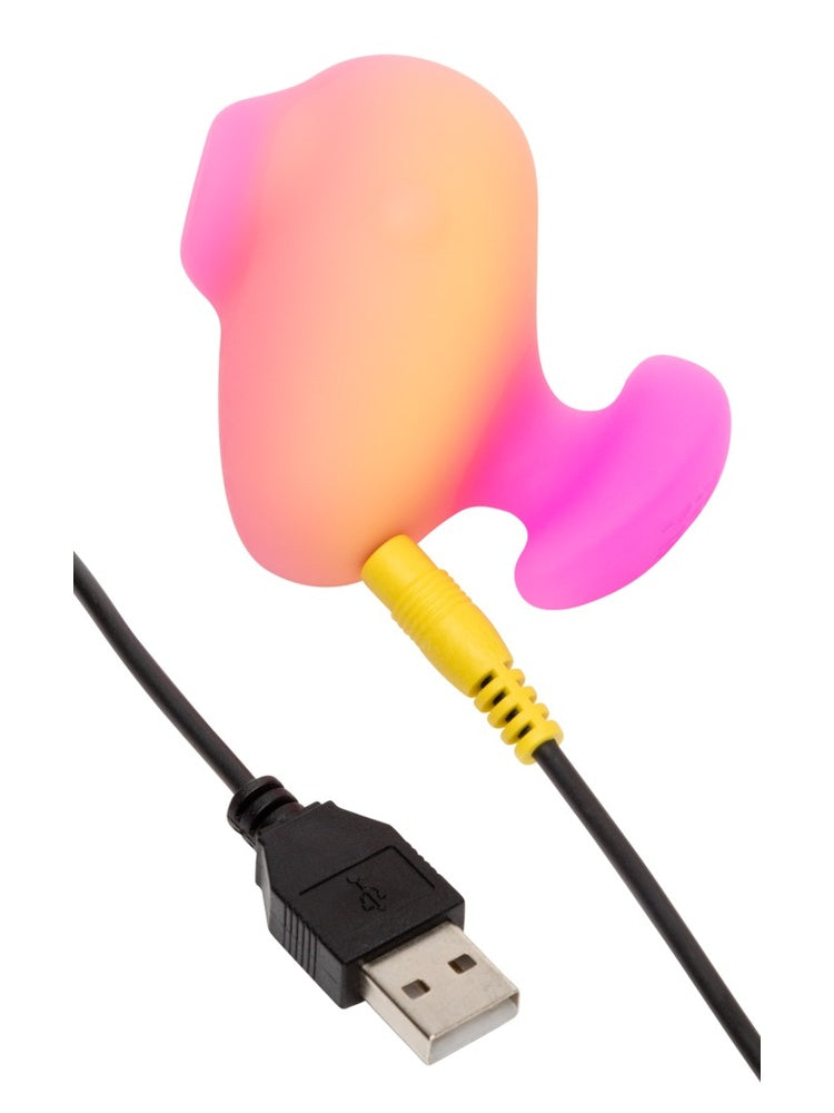 ROMP Kiss koblet til USB-ladekabel.