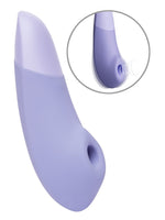 Womanizer Enhance klitorisstimulator i lilla, sett skrått forfra med detalj av stimulatorhode.