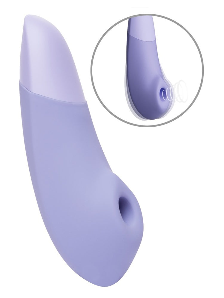 Womanizer Enhance klitorisstimulator i lilla, sett skrått forfra med detalj av stimulatorhode.