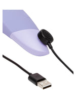 Womanizer Enhance med magnetisk ladekabel tilkoblet.