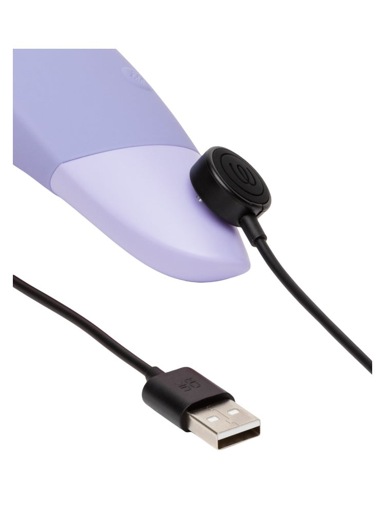 Womanizer Enhance med magnetisk ladekabel tilkoblet.