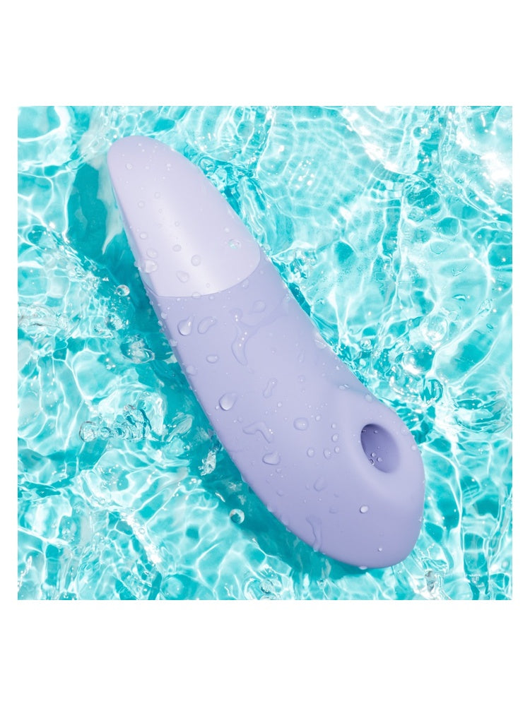 Womanizer Enhance i vann, som viser vanntett design (IPX7).