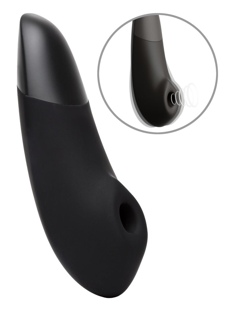 Womanizer Enhance klitorisstimulator i sort, sett fra siden med detalj av stimulatoråpning og luftbølger.