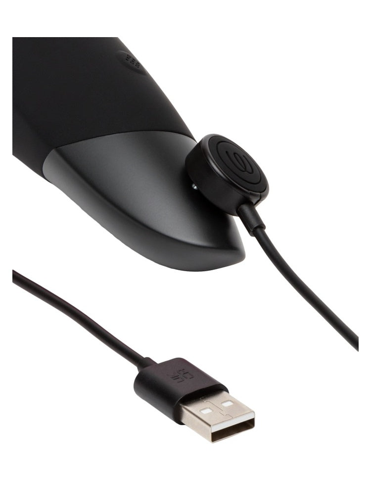 Nærbilde av Womanizer Enhance med magnetisk ladekabel tilkoblet.