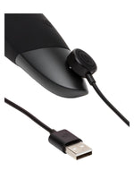 Nærbilde av Womanizer Enhance med magnetisk ladekabel tilkoblet.