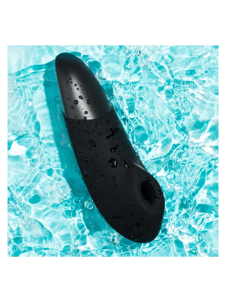 Womanizer Enhance i vann, som viser vanntett design (IPX7).