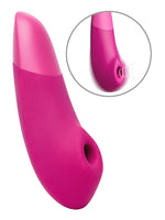 Womanizer Enhance klitorisstimulator i rosa, sett fra siden med stimulatorhode og detalj av Pleasure Air-teknologi.
