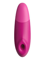 Womanizer Enhance i rosa, sett forfra med stimulatorhode og ergonomisk form.