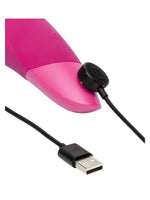 Womanizer Enhance koblet til magnetisk USB-ladekabel.