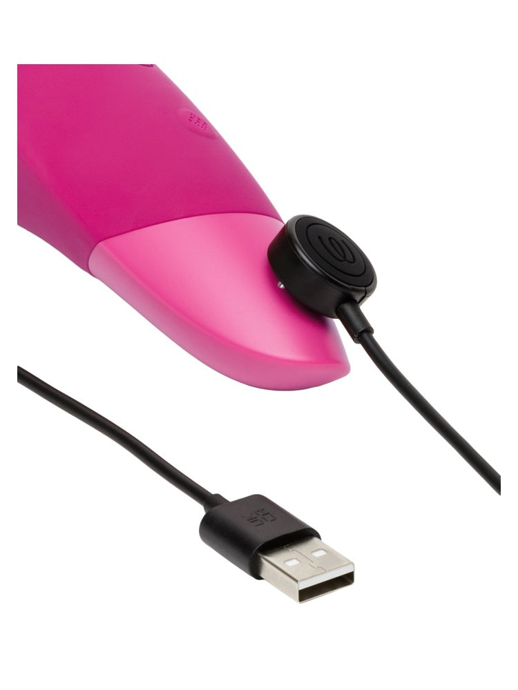 Womanizer Enhance koblet til magnetisk USB-ladekabel.