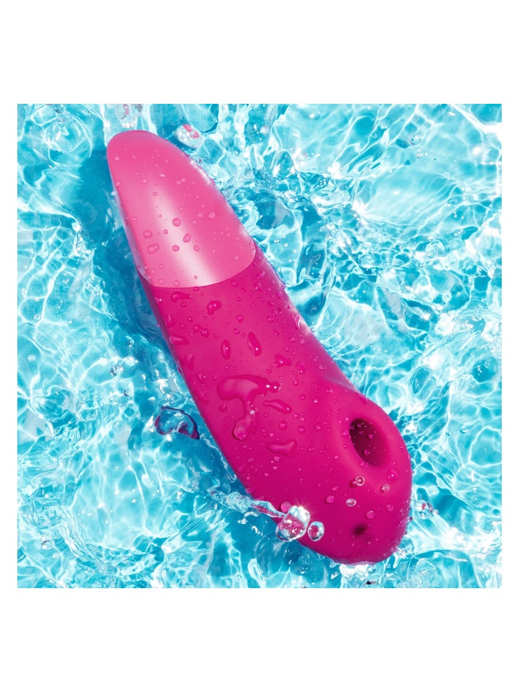 Womanizer Enhance i vann, som viser vannbestandig design.