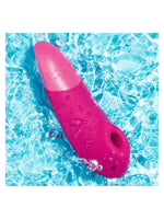 Womanizer Enhance i vann, som viser vannbestandig design.
