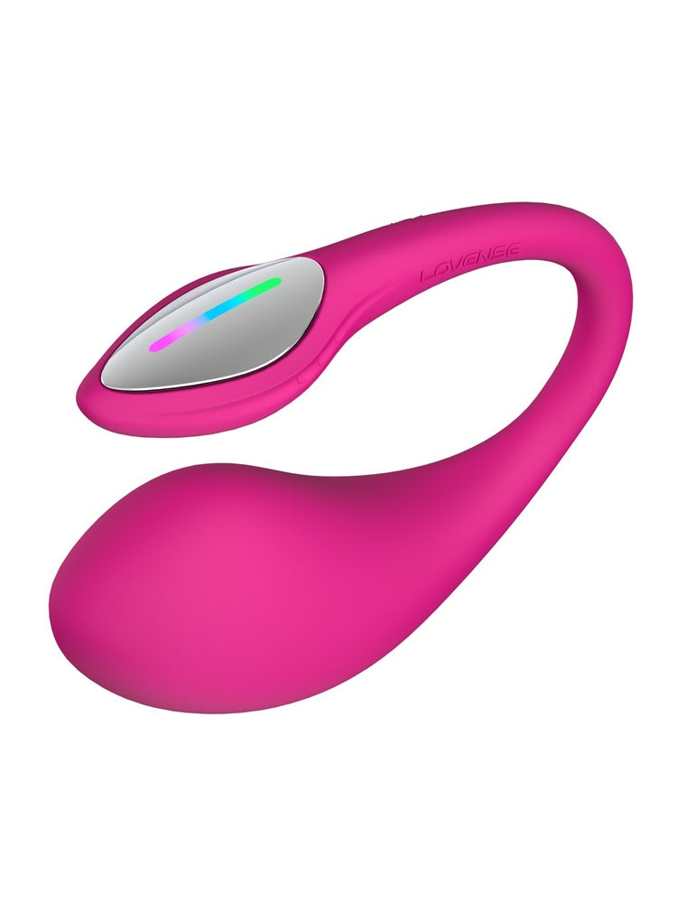 Lovense Lush 4 sett fra siden i skrå vinkel, i magenta silikon med oval kontrollenhet i metall, LED-lys og LOVENSE-logo.