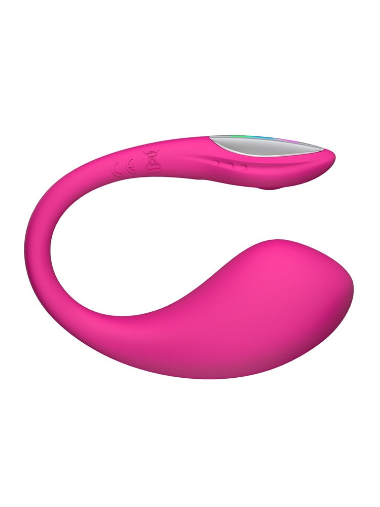 Lovense Lush 4 sett forfra, S-formet design i magenta silikon med oval kontrollenhet øverst og eggeformet innsettingsdel nederst.