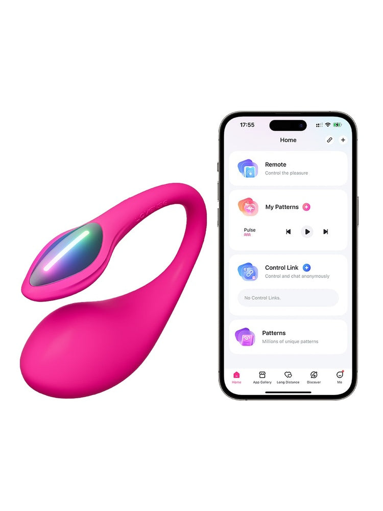 Lovense Lush 4 ved siden av en smarttelefon som viser Lovense Remote-appen med funksjoner som Remote, My Patterns, Control Link og Patterns.
