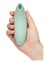 Hånd som holder We-Vibe Melt 2 bakfra, som viser grep og størrelse.