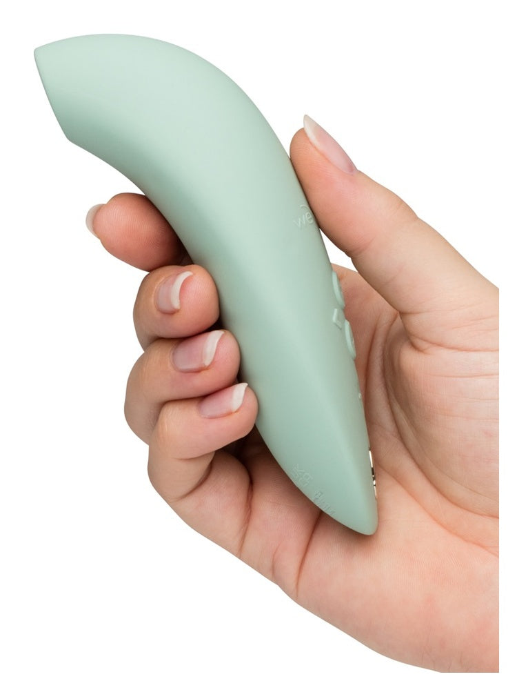 Hånd som holder We-Vibe Melt 2 fra siden, med buet form og knapper.