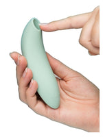 To hender som holder We-Vibe Melt 2, med fokus på stimulatoråpningen.