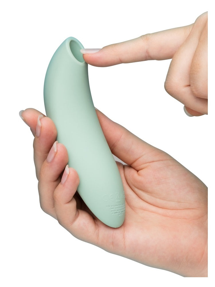 To hender som holder We-Vibe Melt 2, med fokus på stimulatoråpningen.